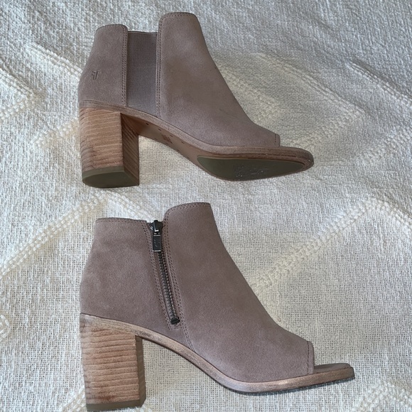 FRYE Danica Chelsea Peep Toe Heeled Suede Booties Size 6 - Picture 9 of 16